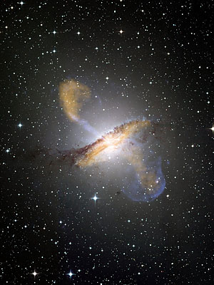 Centaurus-A Galassia con nucleo attivo (buco nero) che emette radiazione e particelle